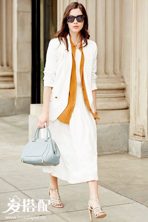 白色裹身裙+白色Blazer外套+墨镜+蛇皮凉鞋